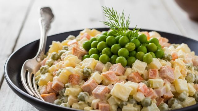 Citādāks rasols (rosols) ar kūpinātu vistu attēls