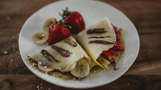 Plānās pankūkas ar šokolādes krēmu un banāniem attēls