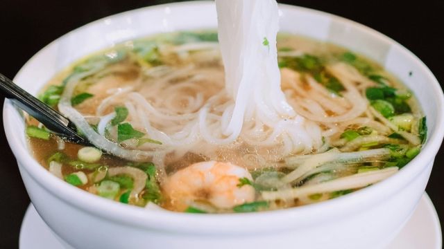 Vjetnamiešu Pho zupa ar garnelēm attēls